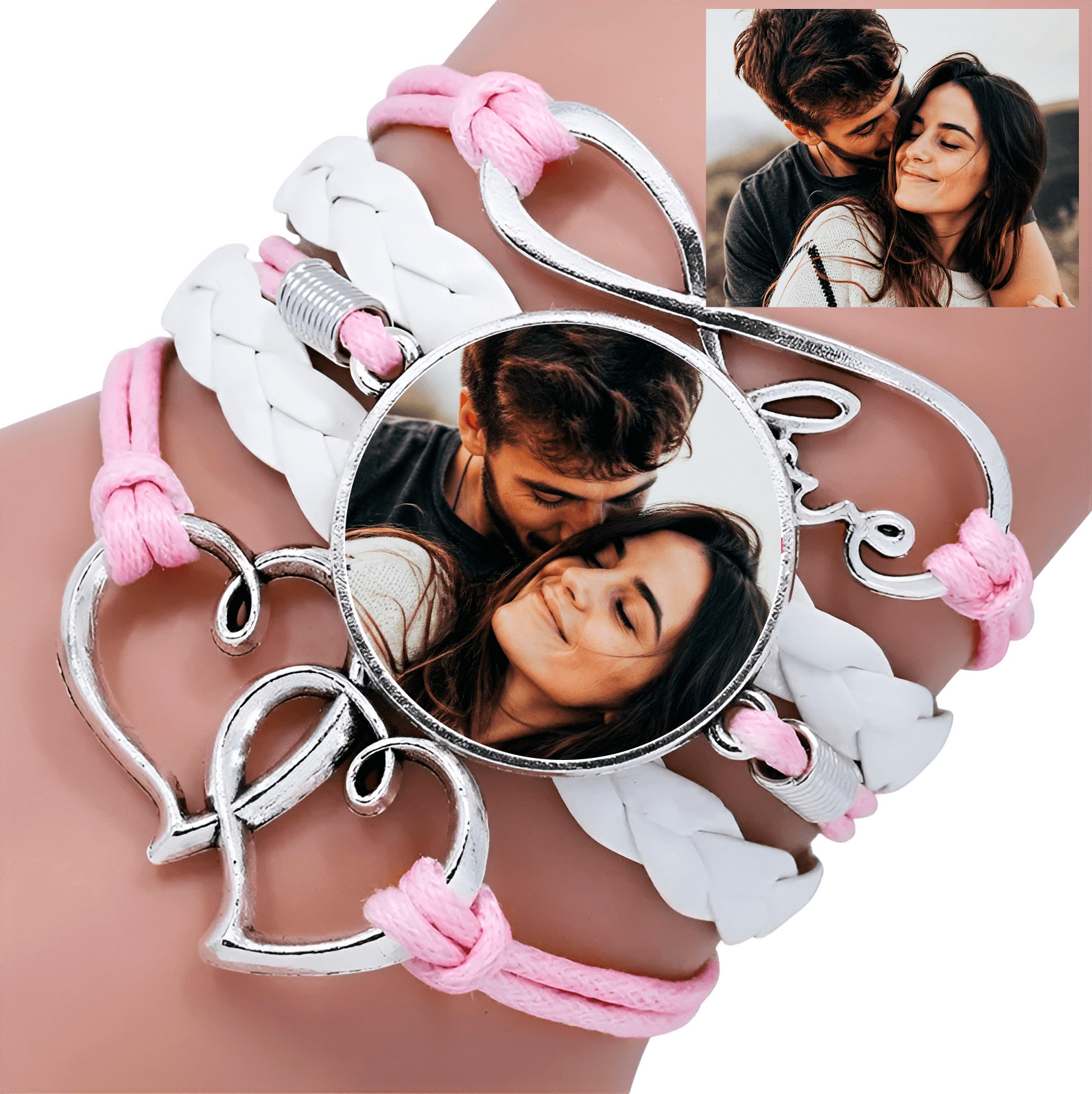 Браслет с фото пары, сердцем и надписью love на бело-розовых шнурах на руке.