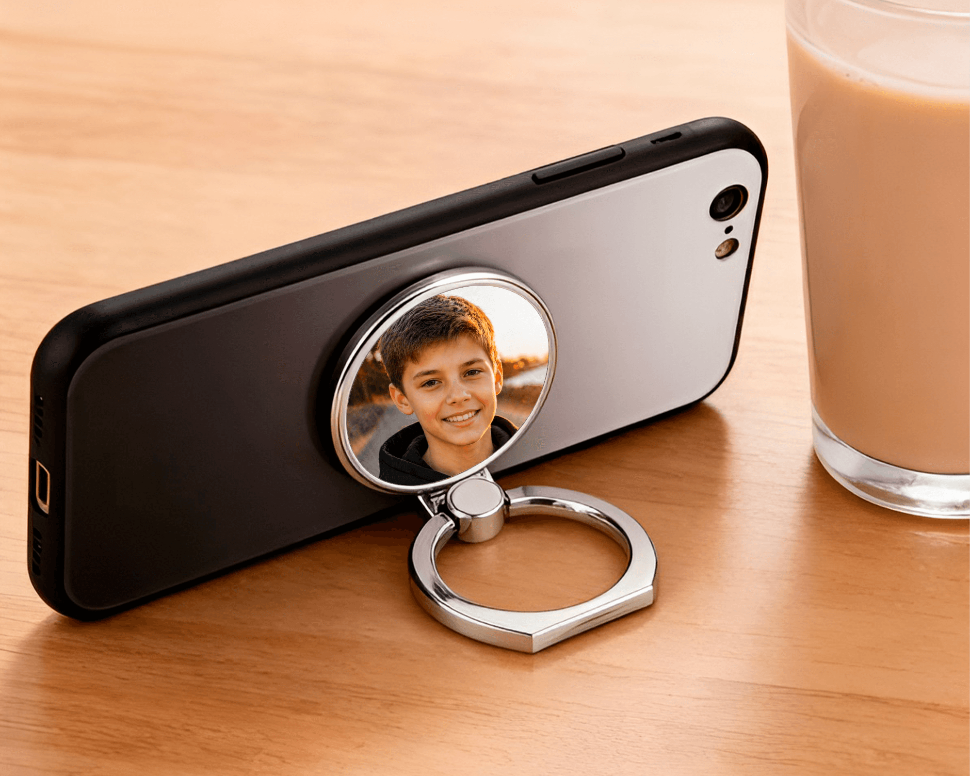 Держатель с кольцом и фотографией на смартфоне, используется как подставка на столе
